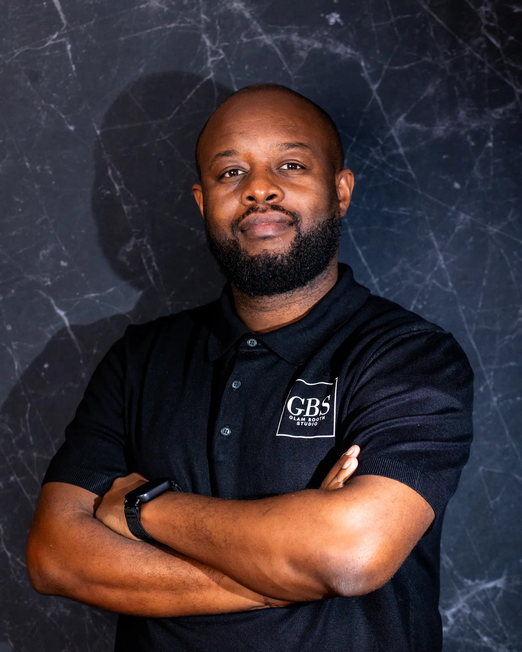 Portrait de Valdhy, responsable technique et préparation des événements chez Glam Booth Studio